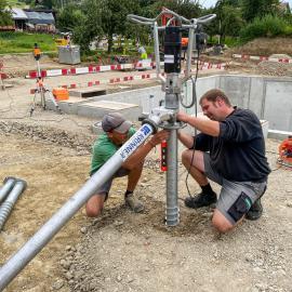 001-Schraubfundament-eindrehen-mit-Eindrehmaschine