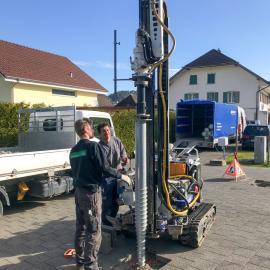 003-Schraubfundament-eindrehen-mit-Raupenfahrzeug