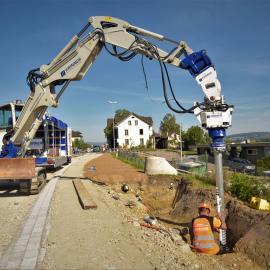 004-Schraubfundamnete-eindrehen-mit-Bagger